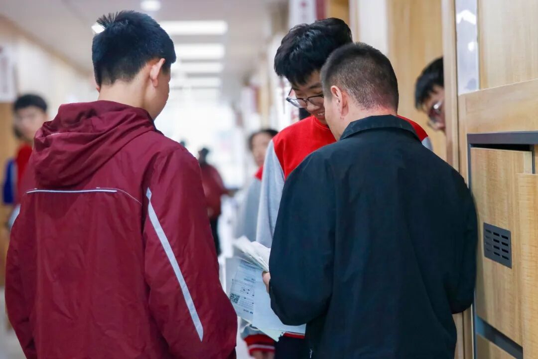 那个背影，定格在私立一中学生的青春里