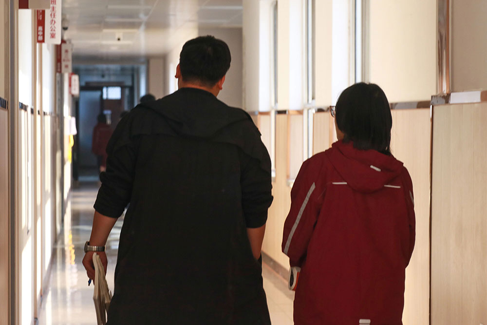 那个背影，定格在私立一中学生的青春里