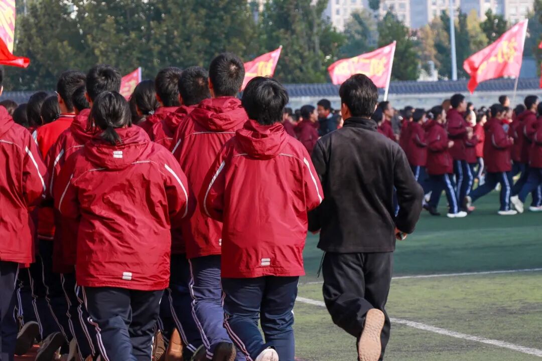 那个背影，定格在私立一中学生的青春里