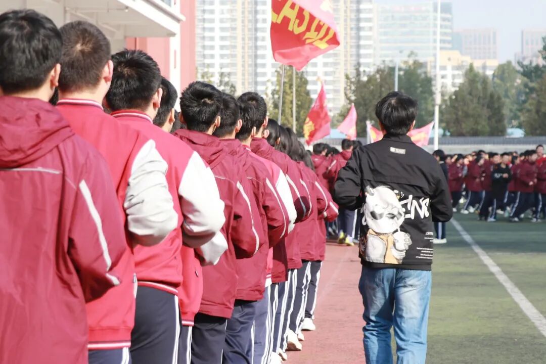 那个背影，定格在私立一中学生的青春里