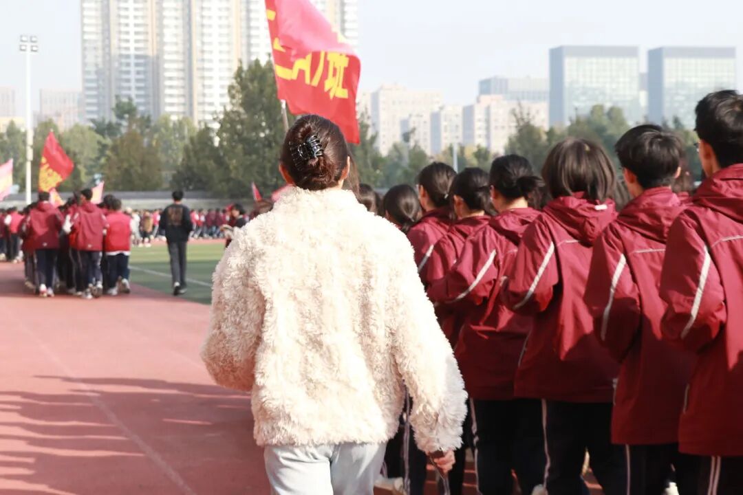 那个背影，定格在私立一中学生的青春里