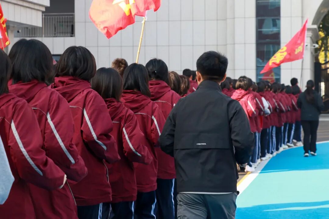 那个背影，定格在私立一中学生的青春里