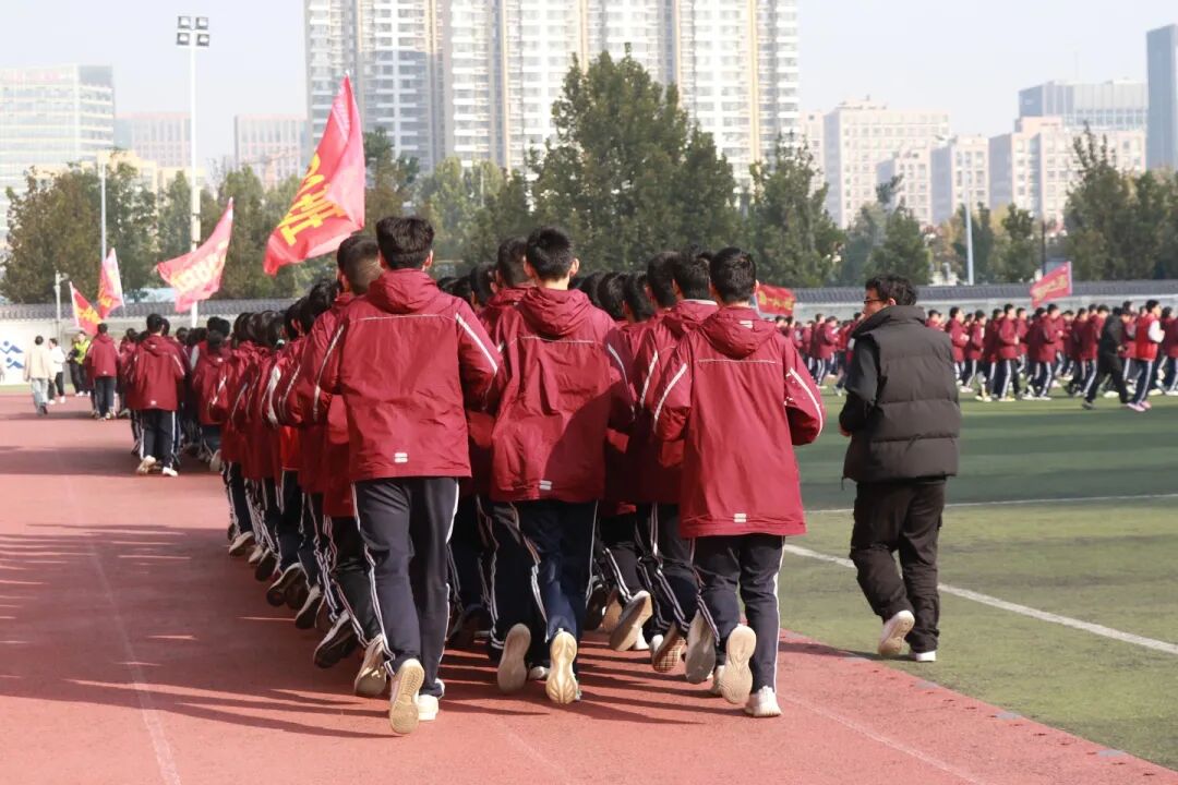 那个背影，定格在私立一中学生的青春里