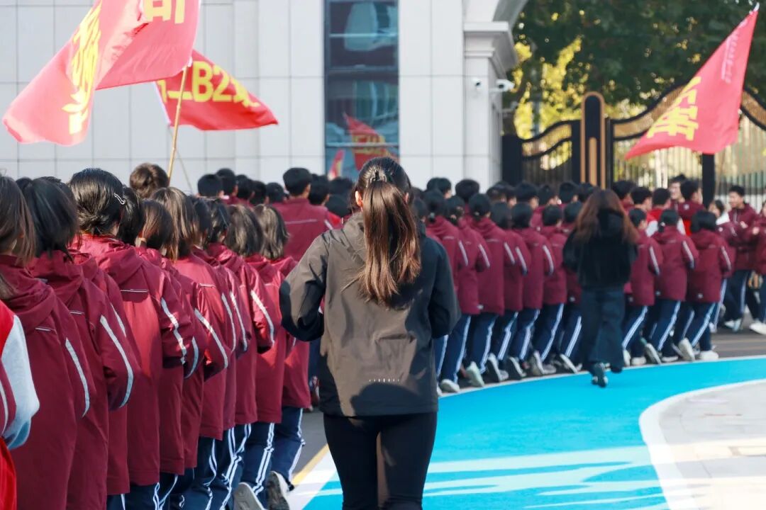 那个背影，定格在私立一中学生的青春里