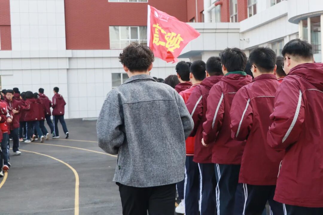 那个背影，定格在私立一中学生的青春里