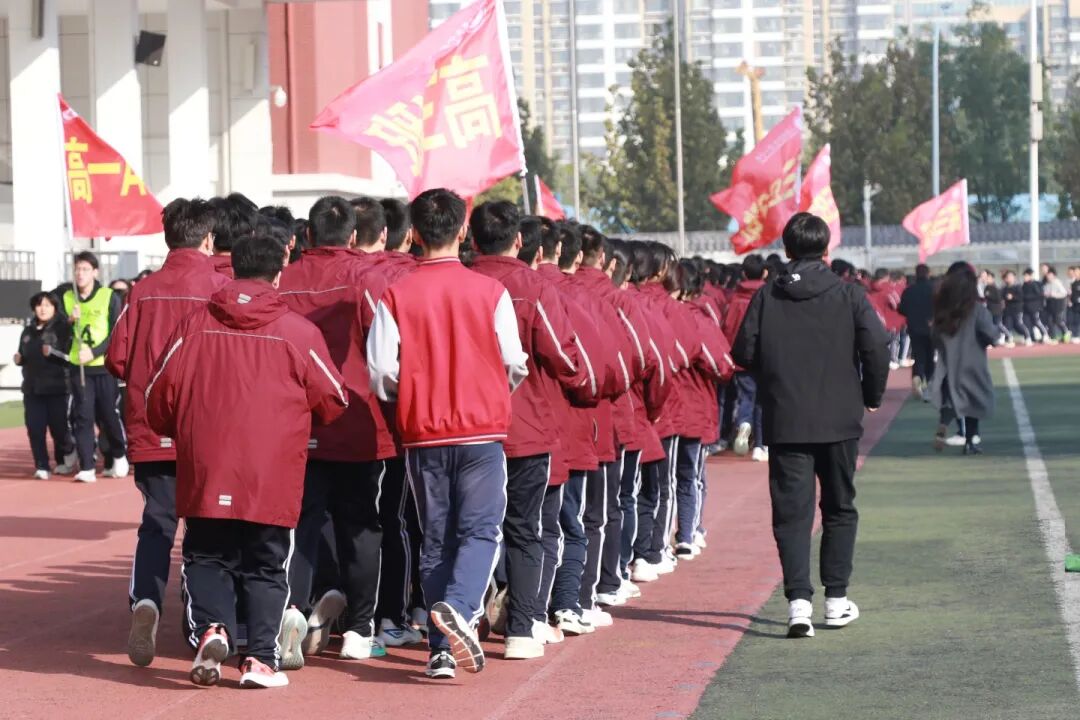 那个背影，定格在私立一中学生的青春里