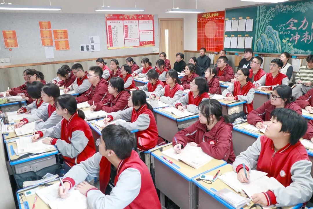 聚焦课堂深改革 听评赋能促提升丨私立一中校领导深入课堂开展听评课活动