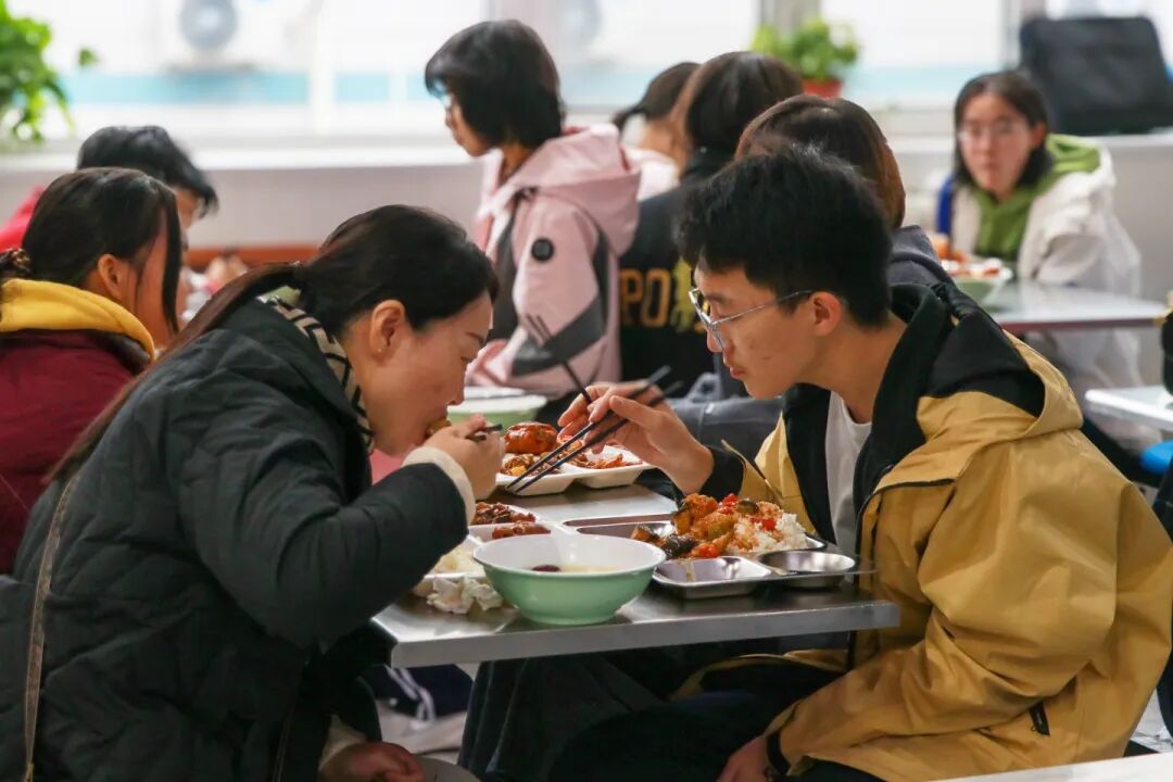 校园温度计丨刻度上的时光与热爱