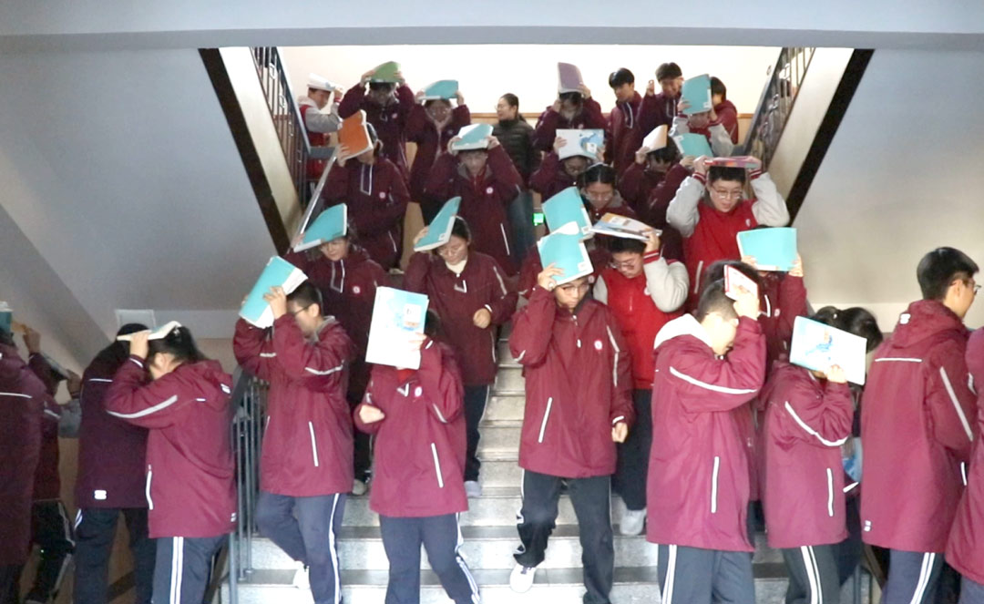 居安思危 防范未然丨我校举行防震应急疏散实战演练