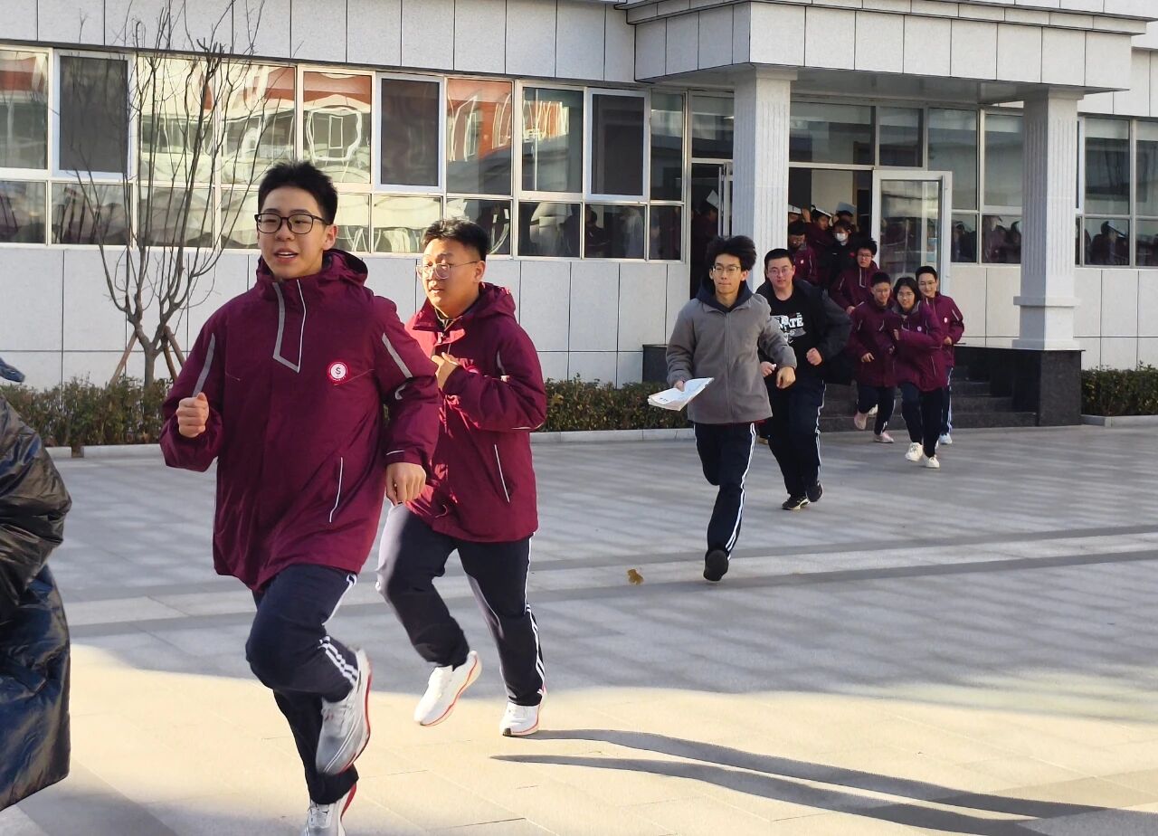 居安思危 防范未然丨我校举行防震应急疏散实战演练