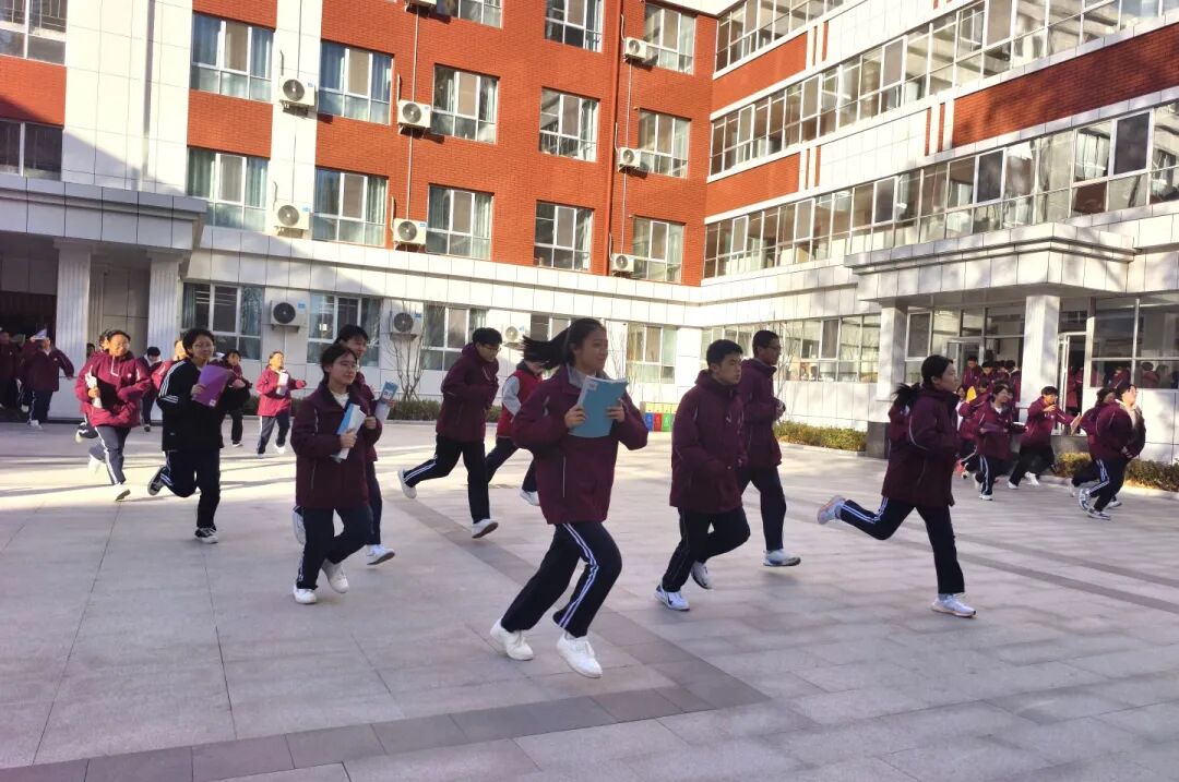 居安思危 防范未然丨我校举行防震应急疏散实战演练