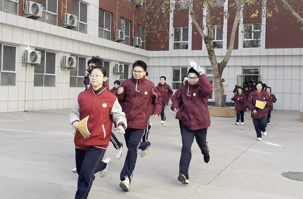 居安思危 防范未然丨我校举行防震应急疏散实战演练