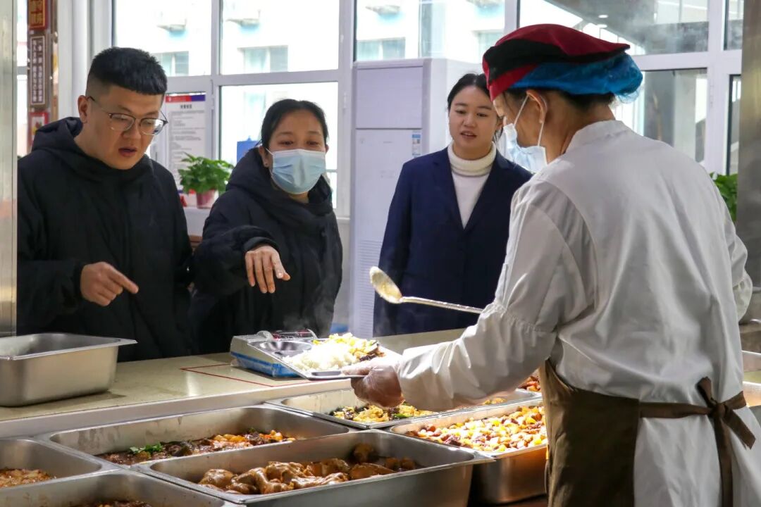 家校共“餐”话成长丨私立一中家长陪餐活动温馨纪实