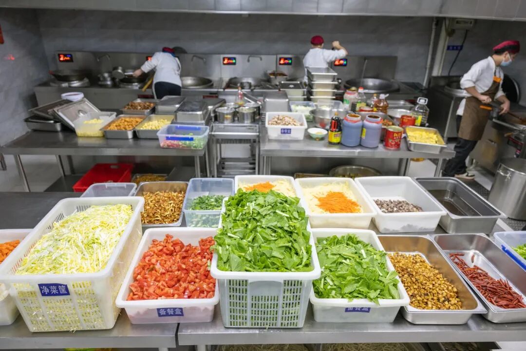 家校共“餐”话成长丨私立一中家长陪餐活动温馨纪实