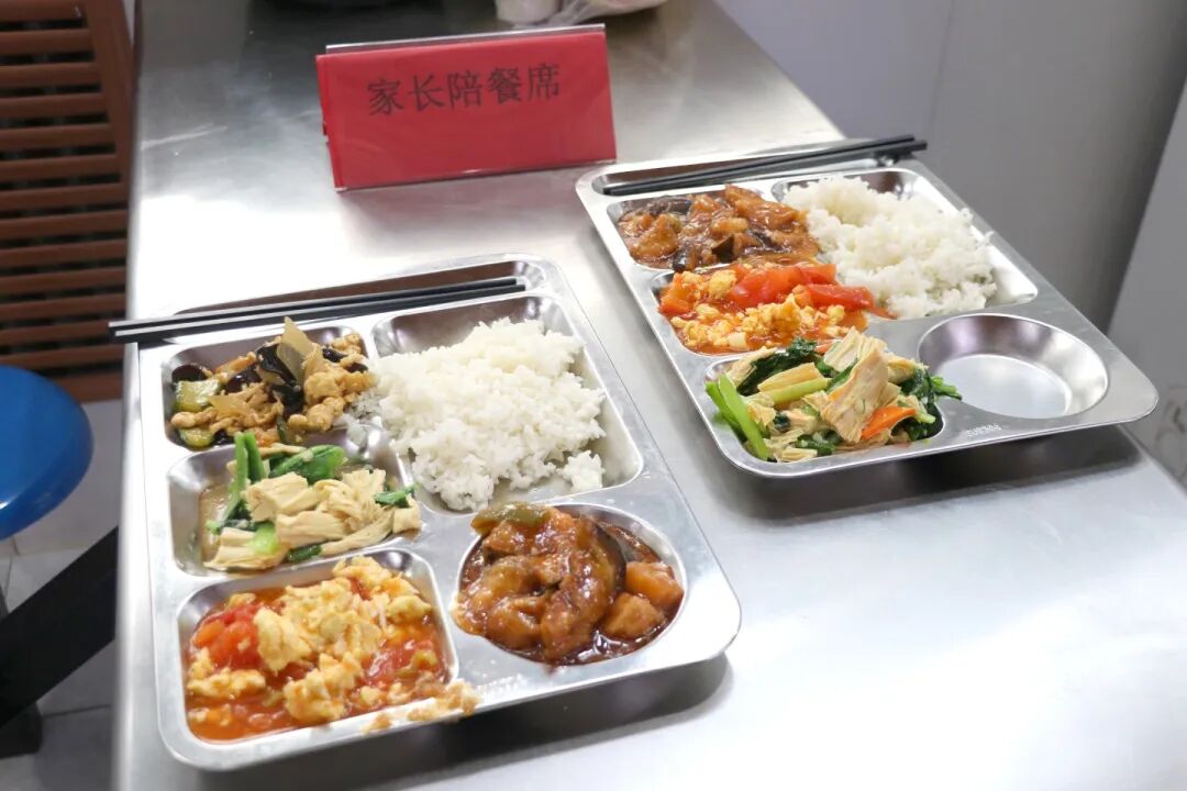 家校共“餐”话成长丨私立一中家长陪餐活动温馨纪实