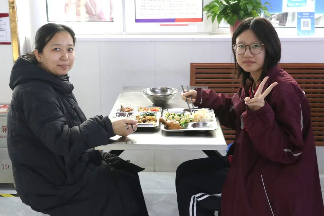 家校共“餐”话成长丨私立一中家长陪餐活动温馨纪实