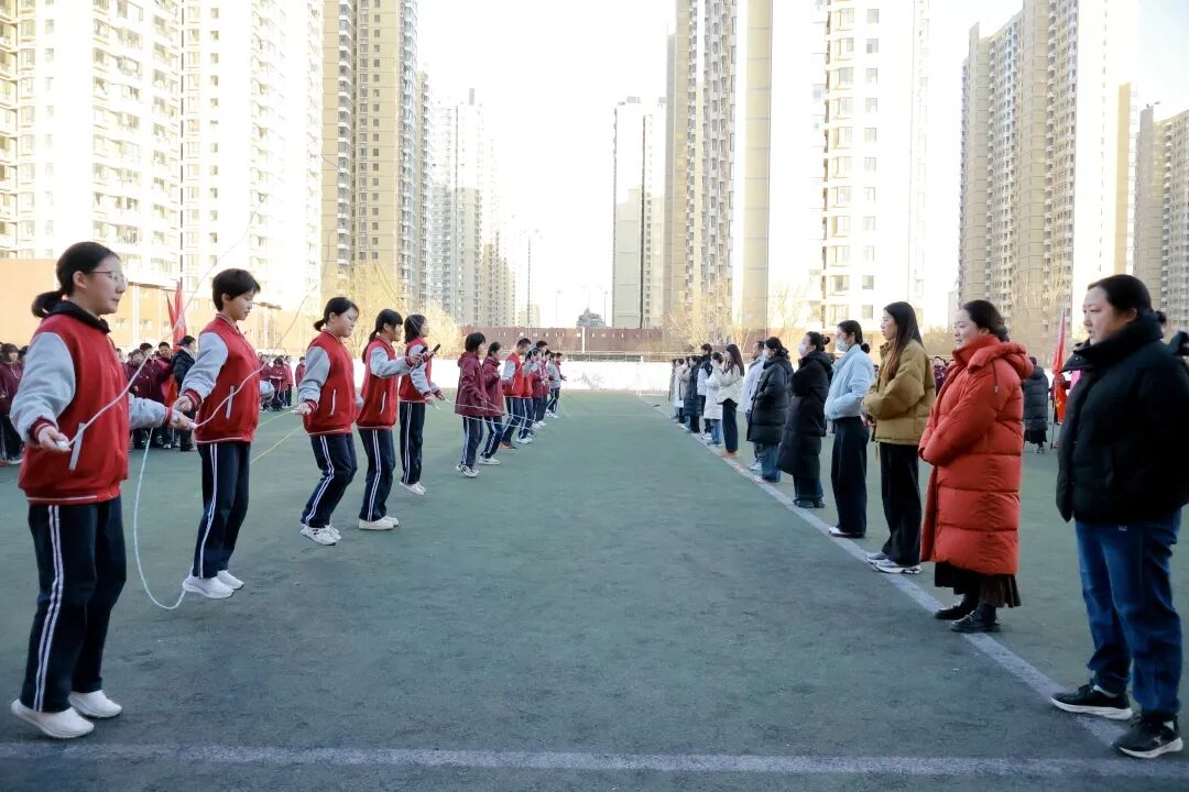 跃动青春,绳采飞扬! 私立一中初一跳绳赛见证速度与团结的荣光
