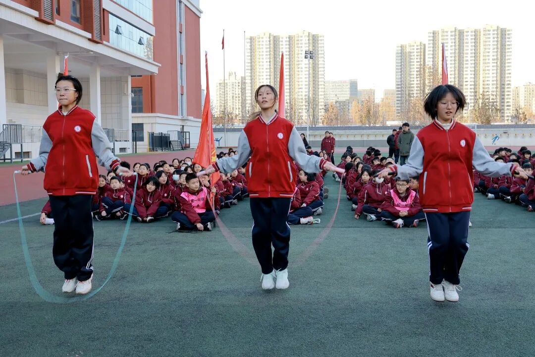 跃动青春,绳采飞扬! 私立一中初一跳绳赛见证速度与团结的荣光