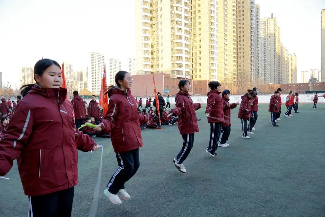 跃动青春,绳采飞扬! 私立一中初一跳绳赛见证速度与团结的荣光