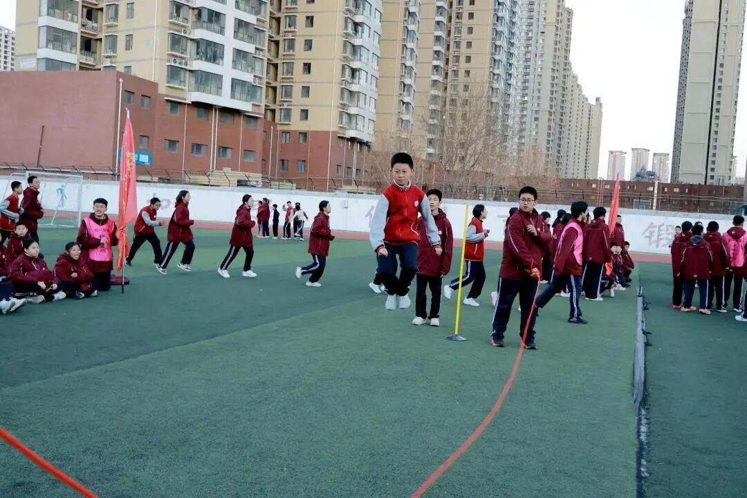 跃动青春,绳采飞扬! 私立一中初一跳绳赛见证速度与团结的荣光