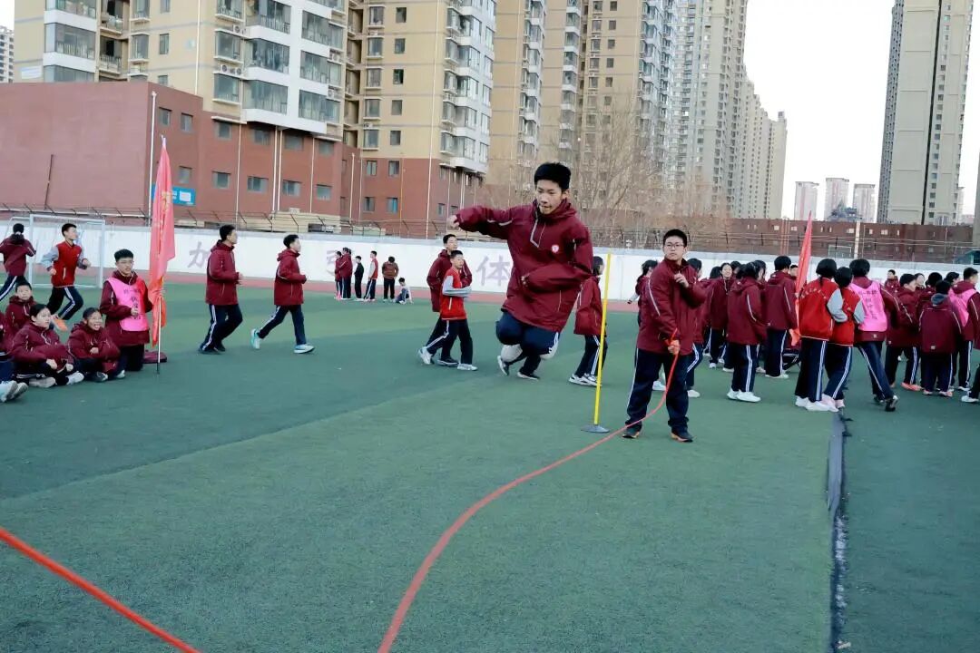 跃动青春,绳采飞扬! 私立一中初一跳绳赛见证速度与团结的荣光