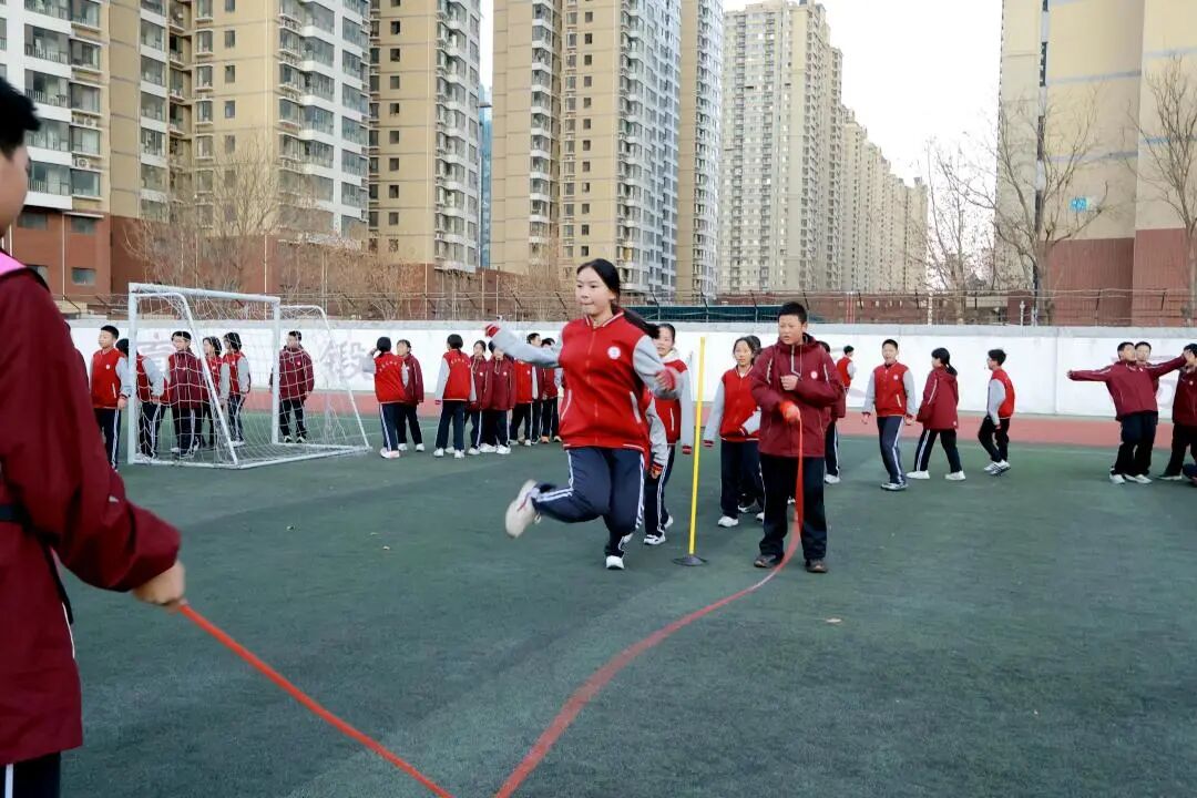 跃动青春,绳采飞扬! 私立一中初一跳绳赛见证速度与团结的荣光
