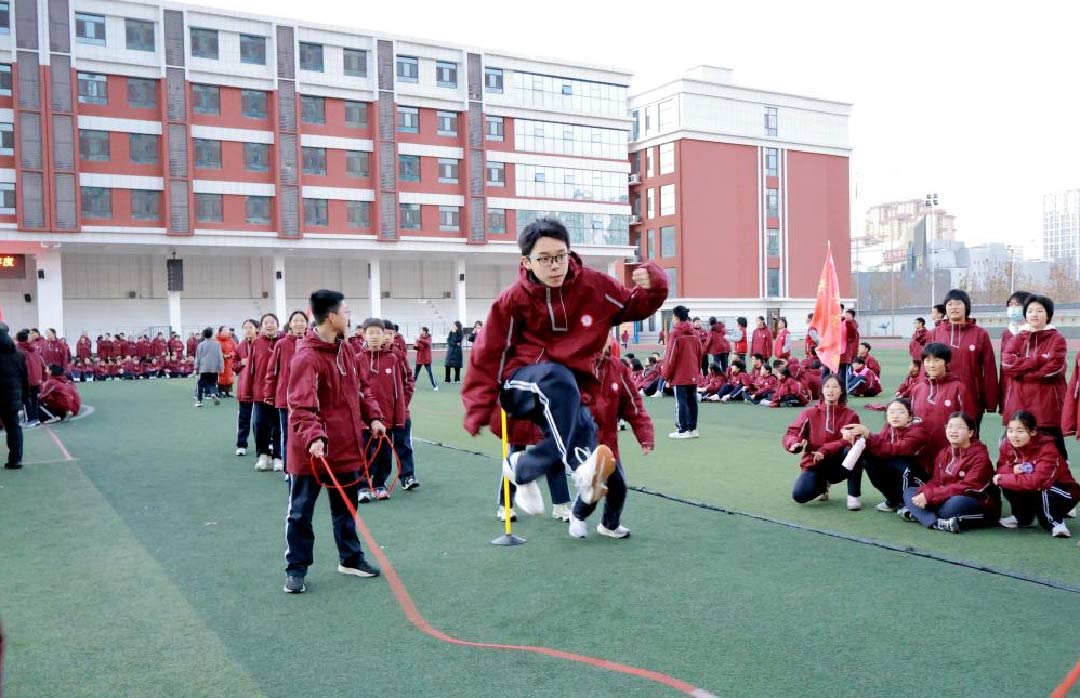 跃动青春,绳采飞扬! 私立一中初一跳绳赛见证速度与团结的荣光