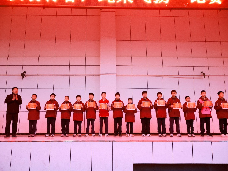 跃动青春,绳采飞扬! 私立一中初一跳绳赛见证速度与团结的荣光