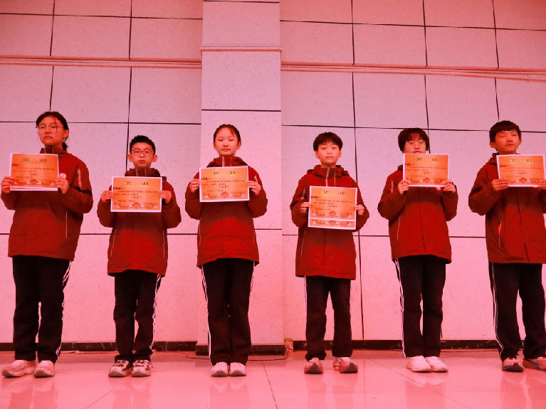 跃动青春,绳采飞扬! 私立一中初一跳绳赛见证速度与团结的荣光