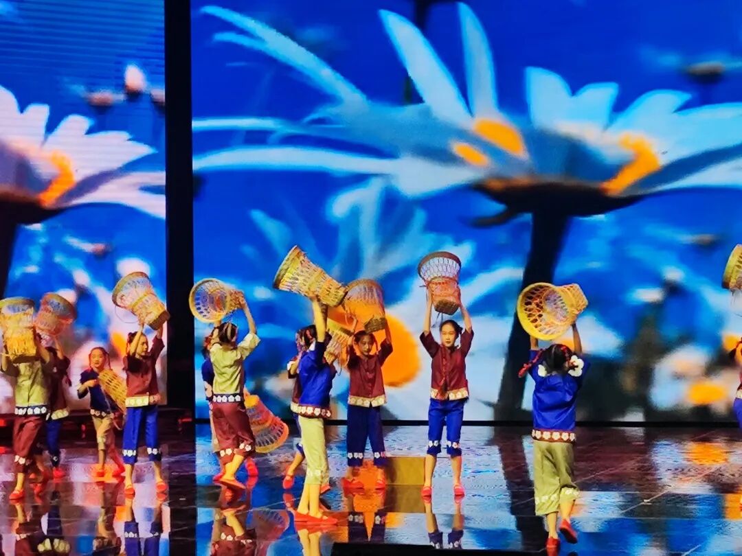 政校社联动，童心颂新年：这场联欢会不一般！