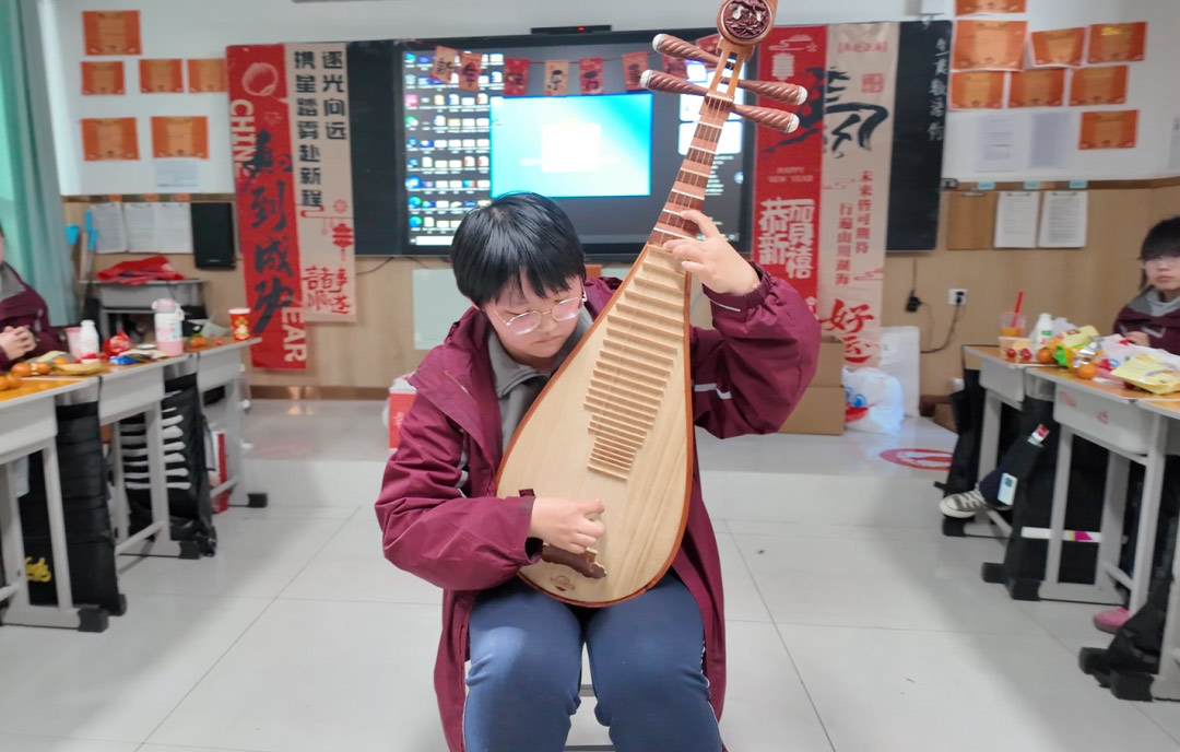 元旦狂欢，岁末教室里的诗与歌丨私立一中学生元旦联欢活动温情举行