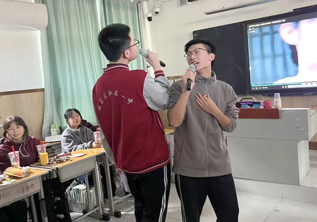 元旦狂欢，岁末教室里的诗与歌丨私立一中学生元旦联欢活动温情举行