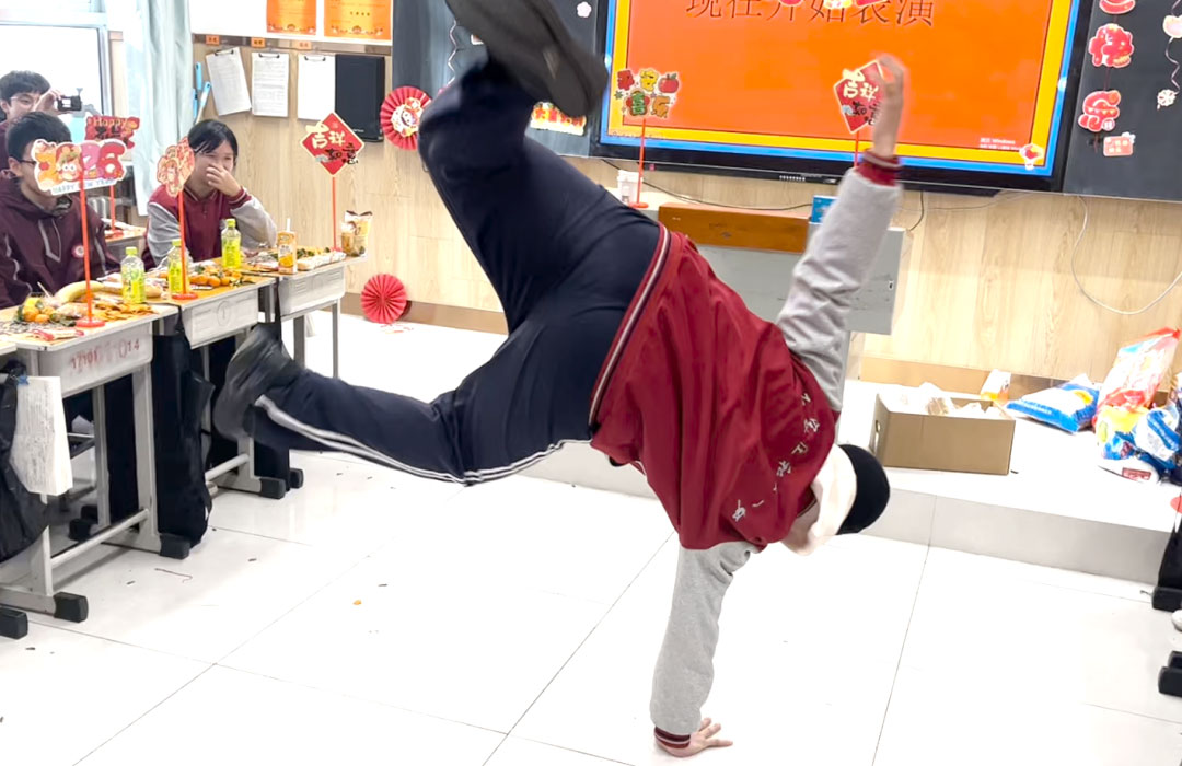 元旦狂欢，岁末教室里的诗与歌丨私立一中学生元旦联欢活动温情举行