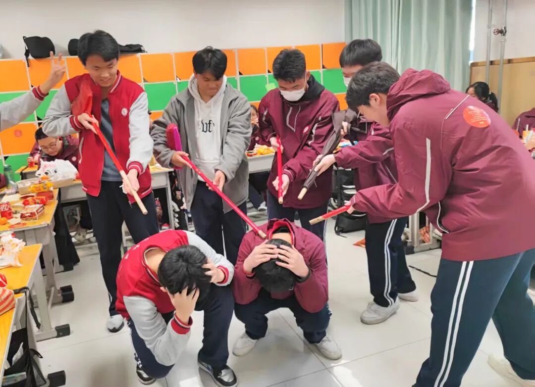 元旦狂欢，岁末教室里的诗与歌丨私立一中学生元旦联欢活动温情举行