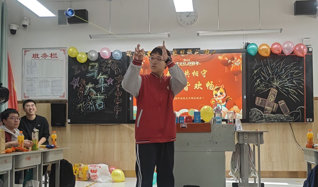 元旦狂欢，岁末教室里的诗与歌丨私立一中学生元旦联欢活动温情举行
