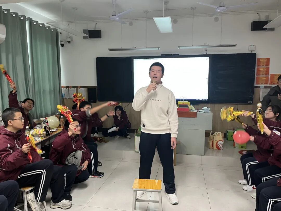 元旦狂欢，岁末教室里的诗与歌丨私立一中学生元旦联欢活动温情举行