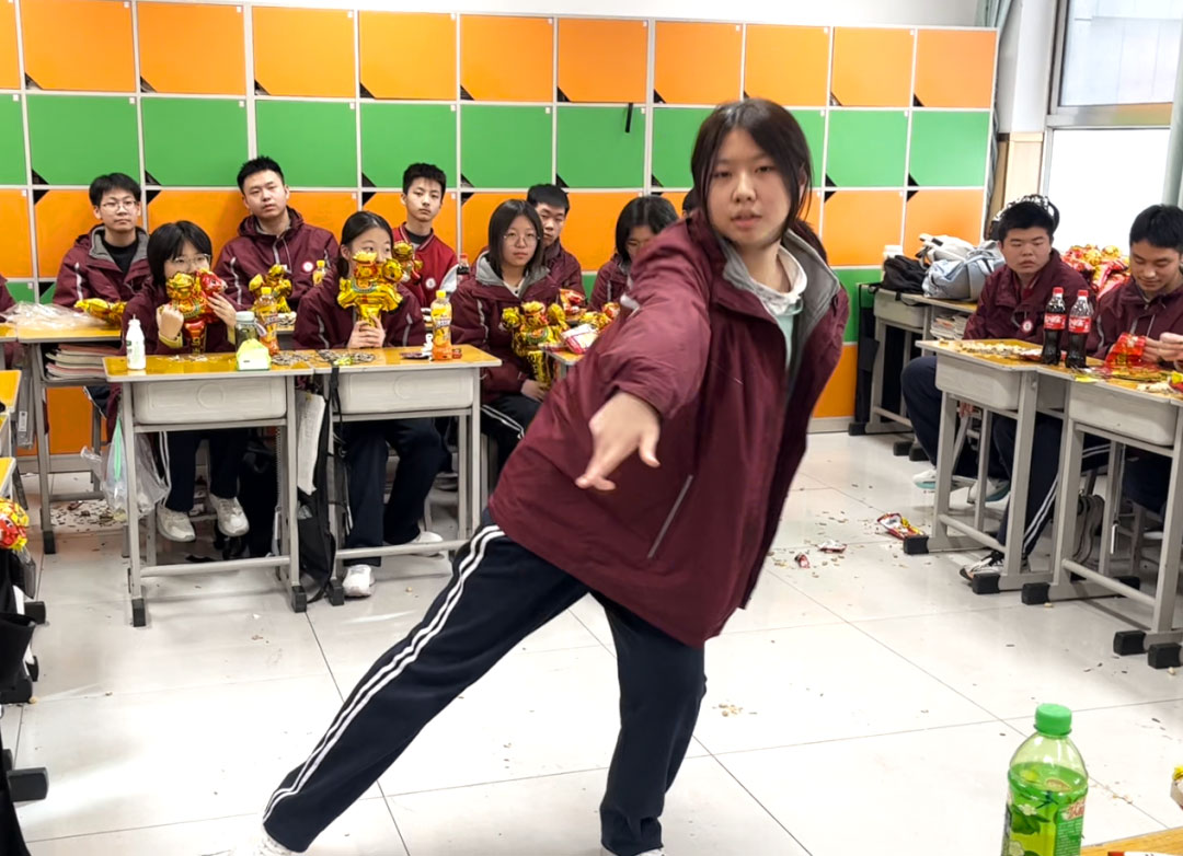 元旦狂欢，岁末教室里的诗与歌丨私立一中学生元旦联欢活动温情举行