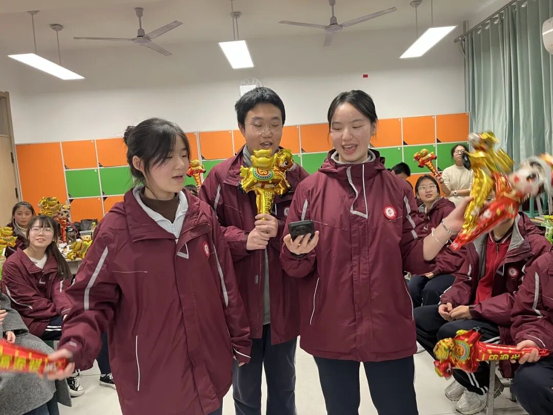 元旦狂欢，岁末教室里的诗与歌丨私立一中学生元旦联欢活动温情举行
