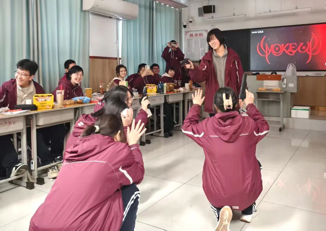 元旦狂欢，岁末教室里的诗与歌丨私立一中学生元旦联欢活动温情举行