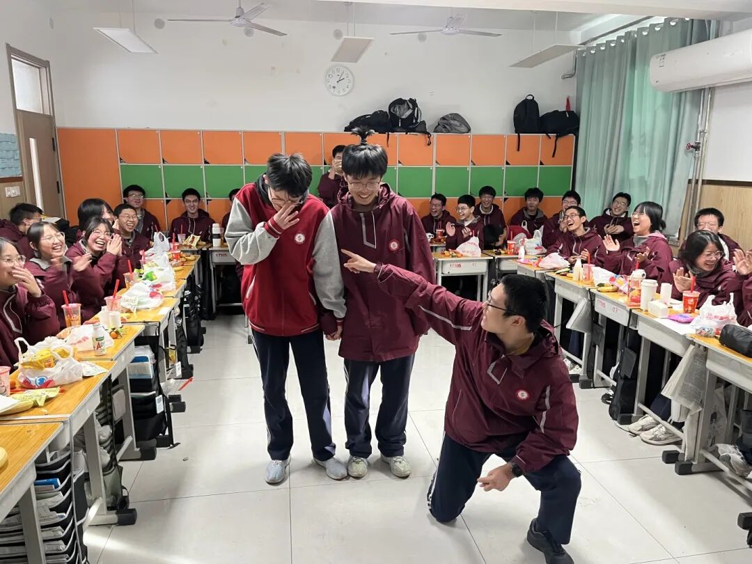 元旦狂欢，岁末教室里的诗与歌丨私立一中学生元旦联欢活动温情举行