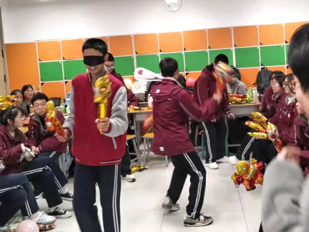 元旦狂欢，岁末教室里的诗与歌丨私立一中学生元旦联欢活动温情举行