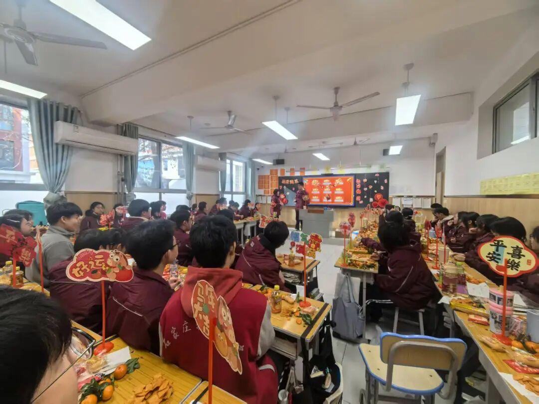 元旦狂欢，岁末教室里的诗与歌丨私立一中学生元旦联欢活动温情举行