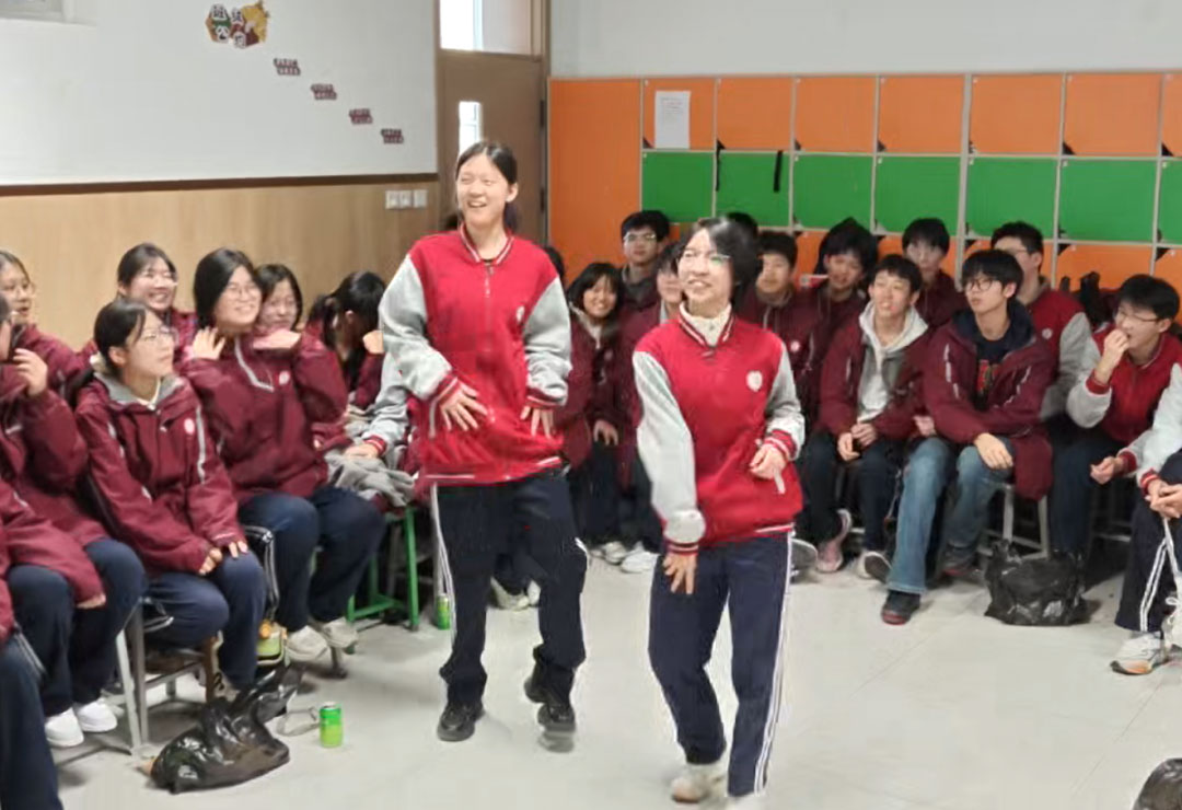 元旦狂欢，岁末教室里的诗与歌丨私立一中学生元旦联欢活动温情举行