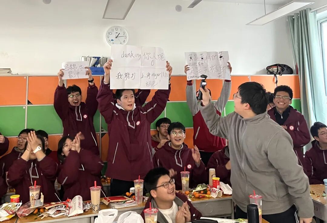 元旦狂欢，岁末教室里的诗与歌丨私立一中学生元旦联欢活动温情举行