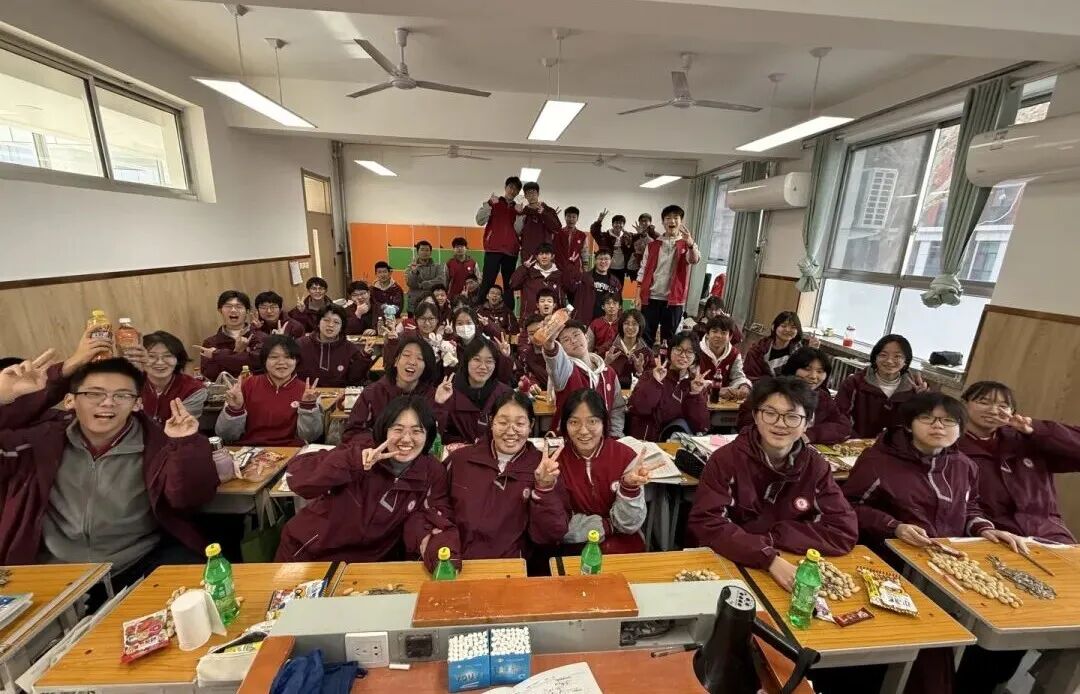 元旦狂欢，岁末教室里的诗与歌丨私立一中学生元旦联欢活动温情举行