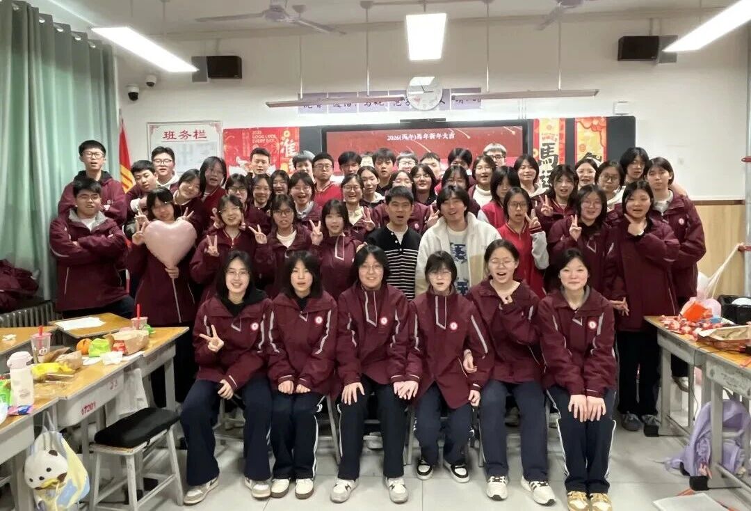 元旦狂欢，岁末教室里的诗与歌丨私立一中学生元旦联欢活动温情举行