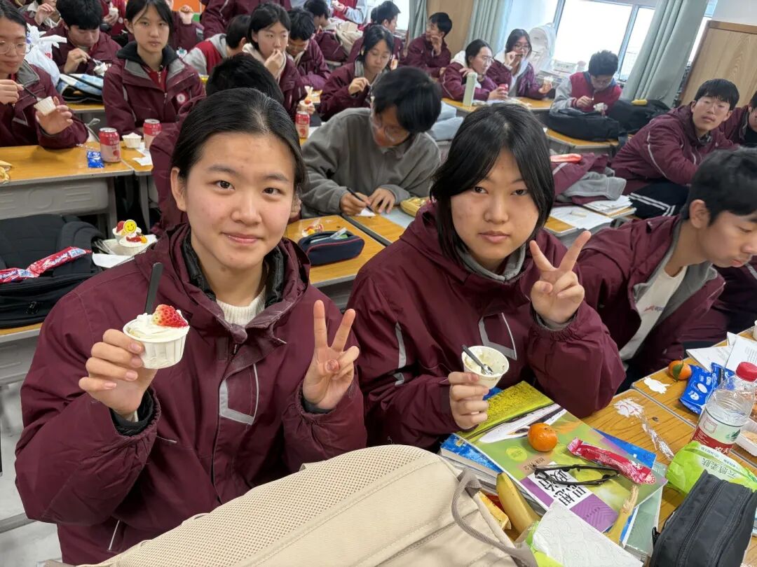 元旦狂欢，岁末教室里的诗与歌丨私立一中学生元旦联欢活动温情举行