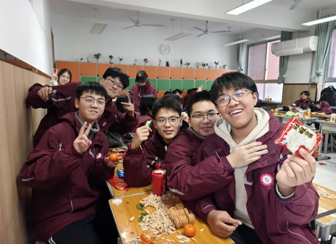 元旦狂欢，岁末教室里的诗与歌丨私立一中学生元旦联欢活动温情举行