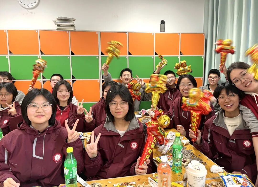 元旦狂欢，岁末教室里的诗与歌丨私立一中学生元旦联欢活动温情举行