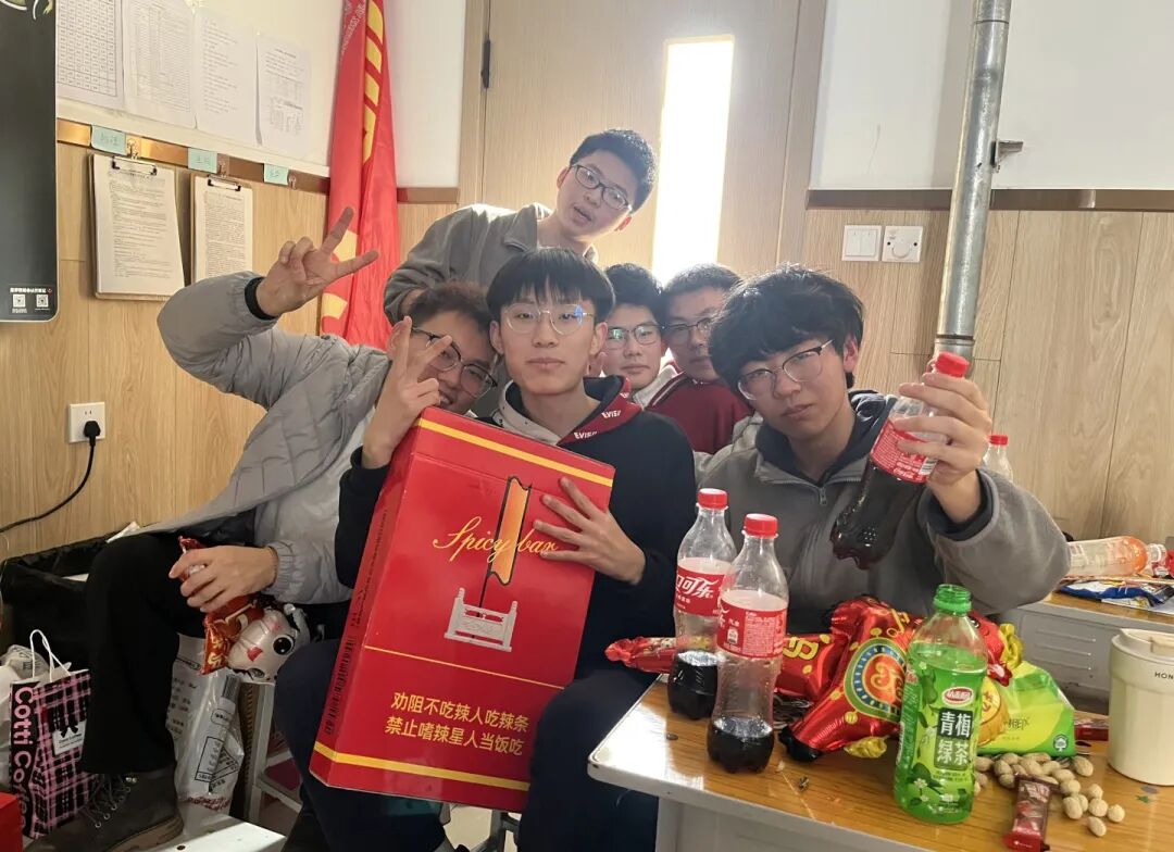 元旦狂欢，岁末教室里的诗与歌丨私立一中学生元旦联欢活动温情举行